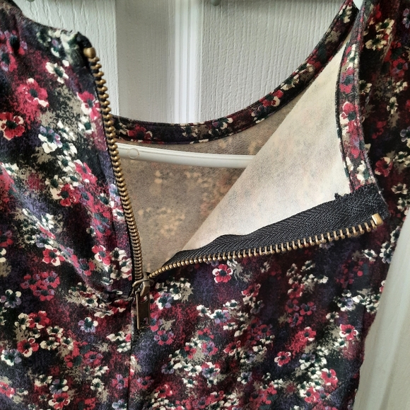 G21 Size L Floral Peplum Sleeveless Shirt - Picture 9 of 9